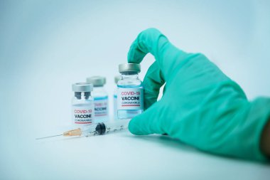 Enjeksiyon için bir şişe grip aşısı, korona virüsü için koruyucu aşı.