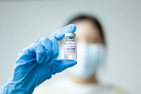 Lady Scienziata Guardando Fiala Con Nuovi Farmaci Sviluppo Della Vaccinazione — Foto Stock