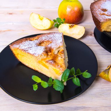 Charlotte, nane şekerli elmalı turta, tahta masadaki siyah tabakta elma dilimleri fotokopi alanı, yakın plan fotoğraflar, duvar kağıdı.