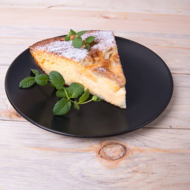 Charlotte, ahşap bir masada siyah bir tabakta nane şekerli elmalı turta fotokopi alanı, yakın plan, fotoğraflar, duvar kağıdı.