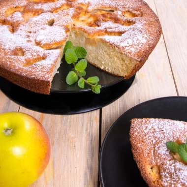 Charlotte, nane şekerli elmalı turta, ahşap masadaki siyah tabakta elma, fotokopi alanı, yakın çekim, fotoğraflar, duvar kağıdı.