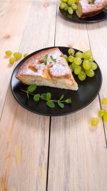 Charlotte, nane şekerli elmalı turta, ahşap bir masada siyah bir tabakta üzümler fotokopi alanı, yakın çekim, fotoğraflar, duvar kağıdı.