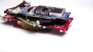 Elektronik, endüstri, tahta modülü, farklı cihazlar için beyaz arkaplan elektronik bileşeni, kopyalama alanı, izole edilmiş