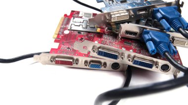Video kartları, elektronik devre, bilgisayar bileşenleri, panolar, beyaz arkaplanda izole edilmiş, kopyalama alanı, elektronik, bağlantı kabloları, yakın çekim