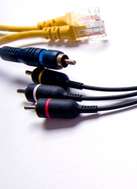 Elektronik panoları, ses ve video girdilerini bağlamak için farklı kablolar, izole edilmiş, kopyalama alanı, beyaz arkaplan üzerinde, yakın plan