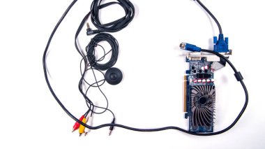 Video kartları, elektronik devre, bilgisayar bileşenleri, panolar, beyaz arkaplanda izole edilmiş, kopyalama alanı, elektronik, bağlantı kabloları, yakın çekim