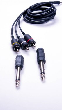 Elektronik panoları, ses ve video girdilerini bağlamak için farklı kablolar, izole edilmiş, kopyalama alanı, beyaz arkaplan üzerinde, yakın plan
