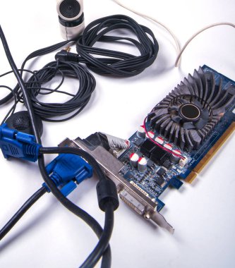 Video kartı, elektronik devre, bilgisayar bileşeni, bilgisayar bağlantı kabloları, beyaz bir arkaplanda izole edilmiş, kopyalama alanı, elektronik, yakın çekim,