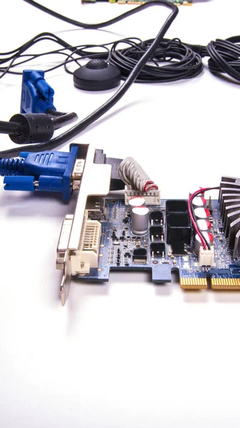 视频卡 电子线路 计算机部件 白色背景隔离 复制空间 电子设备 连接电缆 — 图库照片