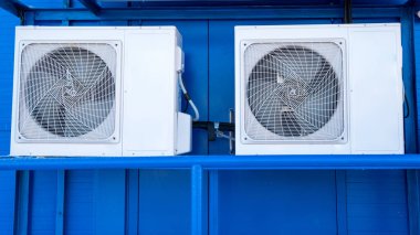 Endüstriyel hayranların buzdolabı kliması binanın duvarında.