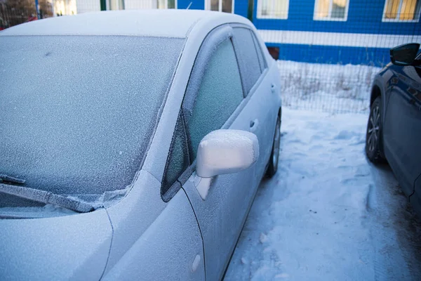 Fryst Bil Vindruta Glas Täckt Med Isskorpor Framifrån Snö Vinter Stockfoto