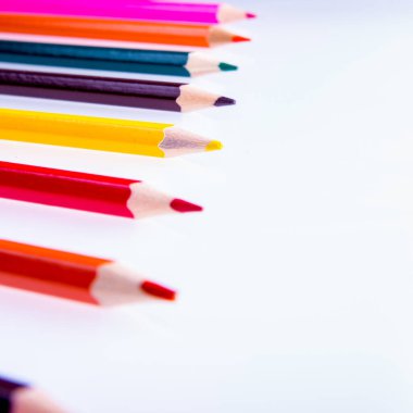 Beyaz arkaplanda renkli kalemler, kopyalama alanı, izole edilmiş, yakın plan, kenar görünüm