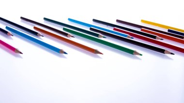 Beyaz arkaplanda renkli kalemler, kopyalama alanı, izole edilmiş, yakın plan, kenar görünüm