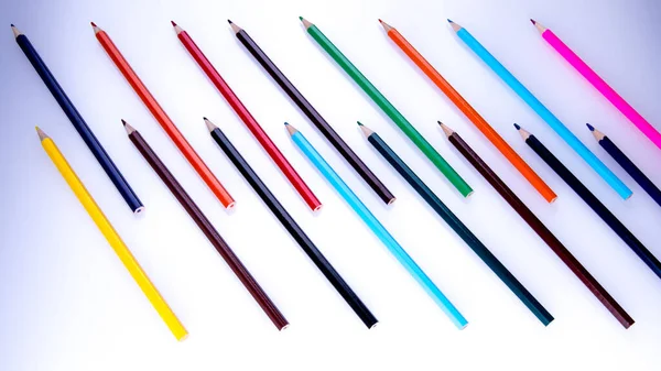 Kolorowe Ołówki Białym Tle Przestrzeń Kopiowania Odizolowane Zbliżenie Widok Boku — Zdjęcie stockowe