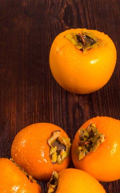 Su damlaları ile ahşap bir zemin üzerinde hurma, üst görünüm yakın plan, boşluk kopyala