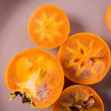 Hurma dilimleri, üst görünüm yakın plan, boşluk kopyala