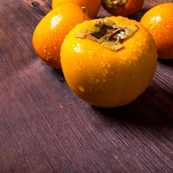 Persimmon Sur Fond Bois Avec Des Gouttes Eau Vue Côté — Photo