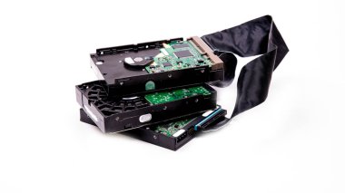 Bilgi depolama için sabit disk yönetim şeması beyaz arkaplan, izole edilmiş, metin ve elektronik için boşluk üzerinde bir kablo HDD kablosu ile bağlanır