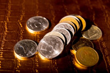 Gümüş arkaplanda sikkeler, yakın plan, makro, metin, arkaplan, kartpostal için boşluk