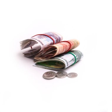 Rus parası beş bin, iki yüz ruble, bin ruble, beş yüz ruble. Beş yüz ruble, ruble, iki ruble. Beyaz bir arkaplanda izole edilmiş. Arkaplan ve doku 