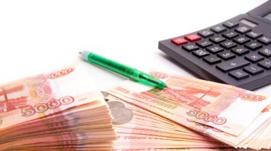 Rus banknotları, hesap makinesi ve kalemle izole edilmiş paralar beyaz arkaplan, panoramik pankart biçimi, yakın plan, metin için boşluk