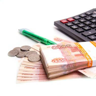 Rus banknotları, hesap makinesi ve kalemle izole edilmiş paralar beyaz arkaplan, panoramik pankart biçimi, yakın plan, metin için boşluk