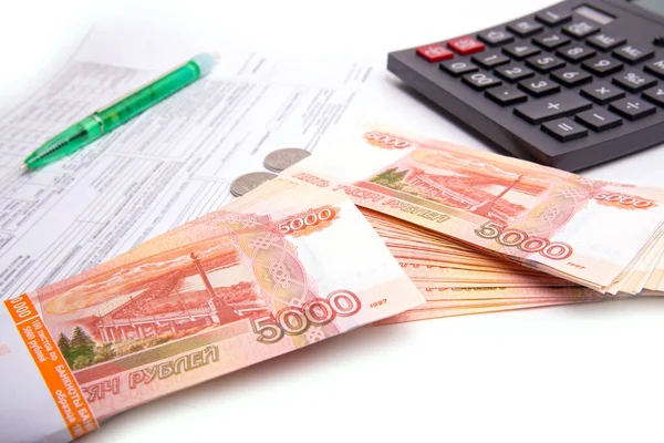 Banknoty Banknoty Rosyjskie Kalkulator Odizolowany Białym Tle Baner Panoramiczny Zbliżenie — Zdjęcie stockowe