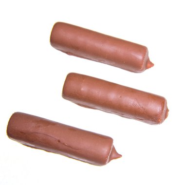 Çikolatalı krem peynirli, beyaz bir arka planda izole edilmiş, metin için boşluk, yakın plan.