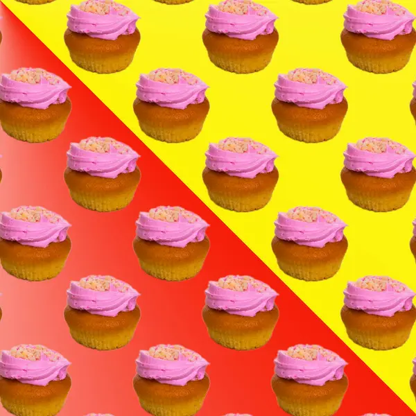 Cupcake Con Crema Bianca Rosa Sfondo Rosso Giallo Layout Piatto — Foto Stock