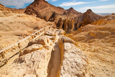 Beyaz bulutlu mavi gökyüzünün arka planındaki dağlar, dağ manzarası Tunus, arka plan, duvar kağıdı, kartpostal