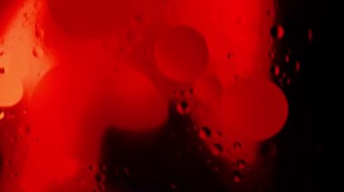 Renkli arkaplanda suda yüzen yağ kabarcıkları, yakın plan, makro, arkaplan, şablon