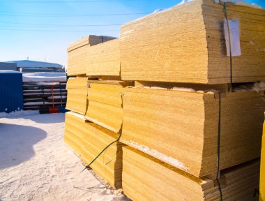 Depolama alanındaki bir çan panosuna istiflenmiş, boşluğu kopyala