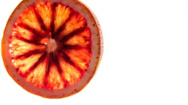 Kırmızı turuncu dilim beyaz arka planda izole edildi. Yakın plan, kopyalama alanı, şablon, kartpostal