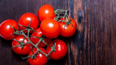 Bir daldaki domatesler, koyu ahşap arka plan, yakın plan, kopyalama alanı, şablon,