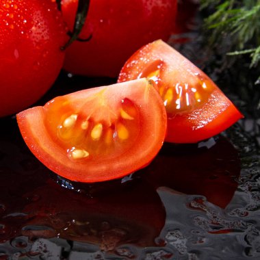 Dereotlu domatesler siyah cam, su lekeleri, yakın plan, kopyalama alanı, şablon üzerine damlalar halinde.,