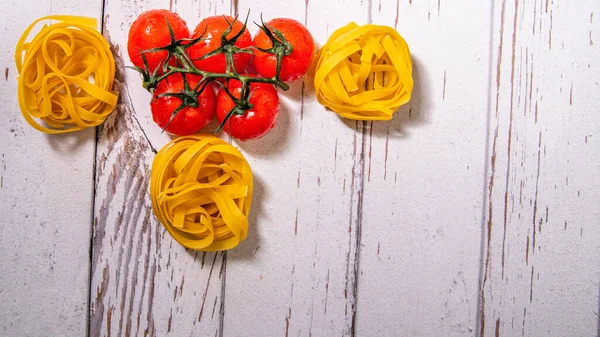 Tomaten Auf Einem Zweig Mit Nudeln Wassertropfen Auf Einem Weißen — Stockfoto