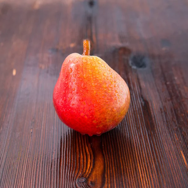 Rote Birne Mit Wassertropfen Auf Einem Holztisch Großaufnahme Kopierraum Vorlage — Stockfoto