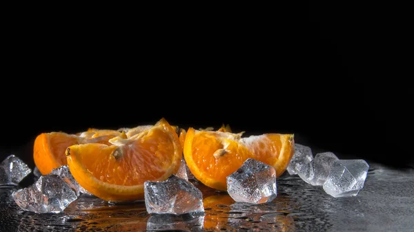 Tangerine Plakjes Met Ijsdruppels Een Zwarte Achtergrond Close Achtergrond Sjabloon — Stockfoto