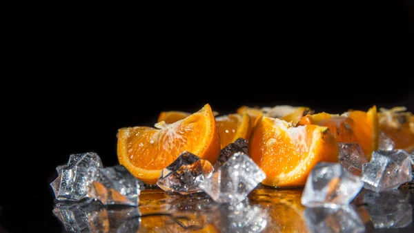 Tangerine Plakjes Met Ijsdruppels Een Zwarte Achtergrond Close Achtergrond Sjabloon — Stockfoto
