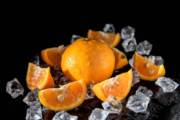 Tangerine Plakjes Met Ijsdruppels Een Zwarte Achtergrond Close Achtergrond Sjabloon — Stockfoto