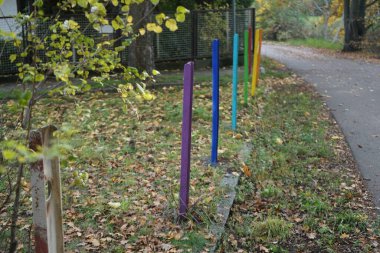 Gökkuşağı renginde çit. Marzahn-Hellersdorf, Berlin, Almanya 