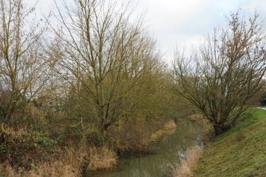 Aralık ayında Wuhle nehrinin çevresinde güzel bir manzara. Marzahn-Hellersdorf, Berlin, Almanya 