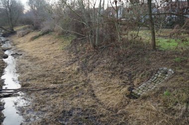 Aralık ayında Wuhle nehrinin çevresinde güzel bir manzara. Marzahn-Hellersdorf, Berlin, Almanya 