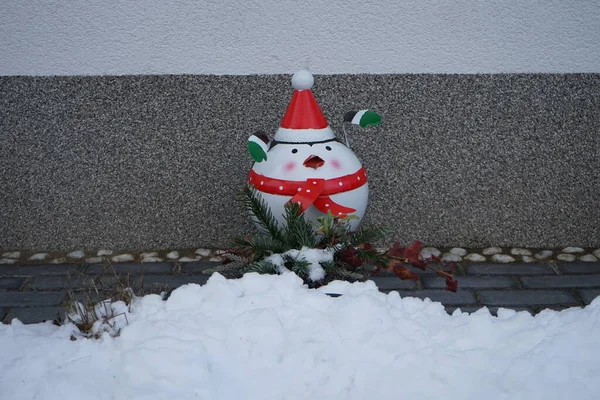Újévi Kompozíció Dekoratív Pingvin Karácsonyi Jelmezben Kertben Berlin Németország — Stock Fotó