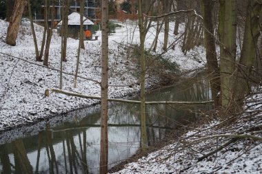 Şubat ayında Wuhle Nehri 'nin kıyısındaki güzel karlı manzara. Marzahn-Hellersdorf, Berlin, Almanya 