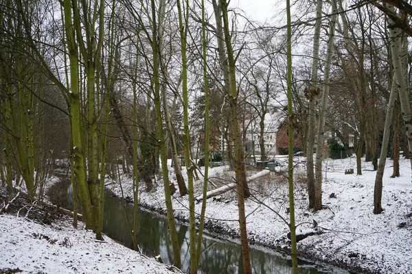 Şubat ayında Wuhle Nehri 'nin kıyısındaki güzel karlı manzara. Marzahn-Hellersdorf, Berlin, Almanya 