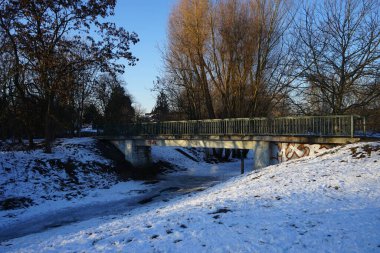 Şubat ayında Wuhle nehri kenarındaki güzel kar manzarası. Marzahn-Hellersdorf, Berlin, Almanya  