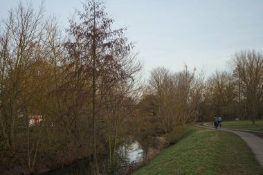 Wuhle Nehri manzarası. Marzahn-Hellersdorf, Berlin, Almanya 