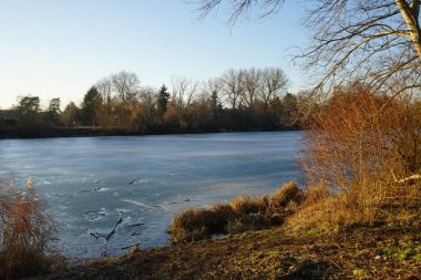 Şubat ayında donmuş Wuhlesee Gölü manzarası. Marzahn-Hellersdorf, Berlin, Almanya 