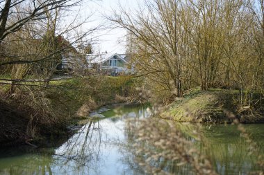 Güneşli bir bahar gününde Mart ayında Wuhle Nehri manzarası ve güzel bitki örtüsü. Marzahn-Hellersdorf, Berlin, Almanya  